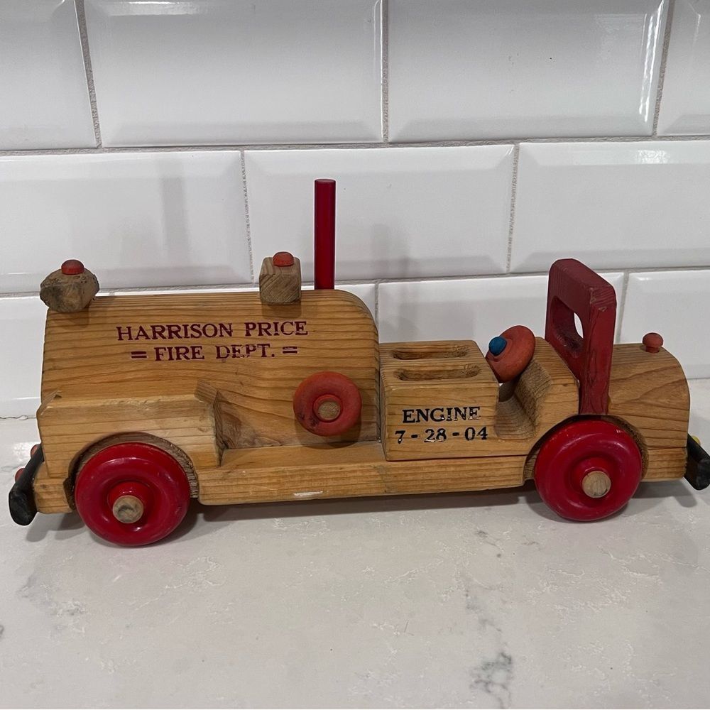 Kids Vintage Wooden Firetruck with retractable Hose - Picture 4 of 8